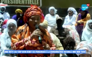 Législatives 2022 : Ndèye Saly Diop Dieng remet à Mimi Touré, 50.000 parrainages