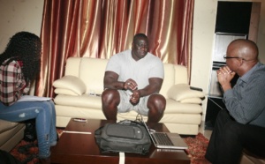 Mamadou Wone, le dirpub de EnQuête et la journaliste Khady Faye chez Yékini