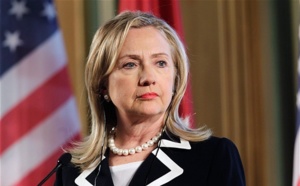 Etats Unis: Une femme lance une chaussure sur Hillary Clinton pendant une conférence