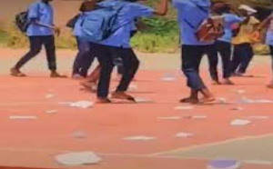 Drôle de manière de fêter la fin de l’année scolaire : Des élèves de Ouakam déchirent leurs cahiers et renversent les tables-bancs