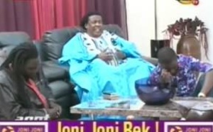 Wally Ballago Seck pleure et se prosterne aux pieds de son marabout
