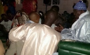 Aïda Angélique Sall de Dash recueillant les prières de Cheikh Béthio