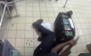 Vidéo - Fusillade extrêmement brutale entre un convoyeur et un cambrioleur en Afrique du Sud.