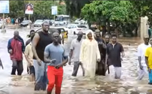 Le Général Kara sort sous la pluie pour se solidariser des populations touchées par les inondations