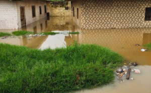 Inondations : frustrés, les riverains du Marigot de Mbao barrent la route nationale