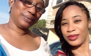 Rei Diallo, la soeur de Adiouza, pose avec sa maman 