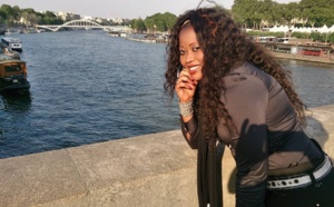 Fatou Abdou Ndiaye toute heureuse devant La Seine