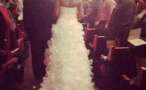 Son bébé d'un mois attaché à sa traîne de robe de mariée