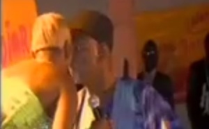 Le bouche-à-bouche de Ndèye Guèye en plein Sabar. Regardez
