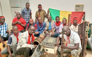 Les musiciens de l'orchestre national en brassards rouges