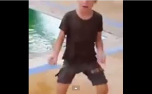 Un jeune garçon TOUBABE qui danse le "THIAKHHAGOUNE" (à mourir de rie)