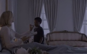 Afrique du Sud : Un enfant black comparé à un chien dans un spot