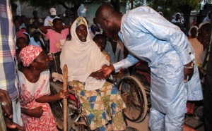 Social - Pape Diouf distribue du "ndogou"
