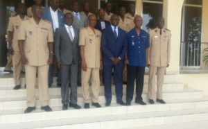 Serigne Ben Niang, vice-président de Global Voice, offre du matériel informatique au Prytanée