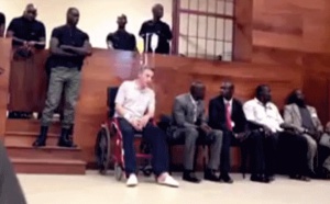 Procès Karim Wade : Bibo Bourgi se présente sur chaise roulante devant le juge (video)
