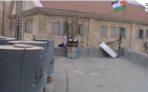Vidéo: Un colon juif tente de retirer le drapeau palestinien, il se retrouve coincé dans les barbelés. Regardez