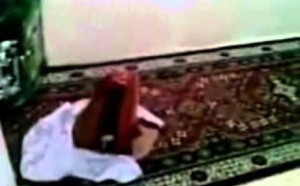 [VIDÉO] Choc: elle arrête de prier et le tapis continue de prier et se prosterne. ALLAHOU AKBAR