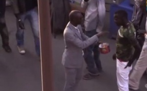 Vidéo: un mendiant en costume… regardez