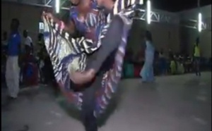 Sabar: la danseuse excitée par les battements de "Tam Tam". Regardez
