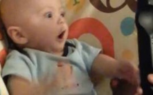 Ce bébé est totalement fasciné par la télécommande de la télévision. Sa réaction quand il la voit est incroyable