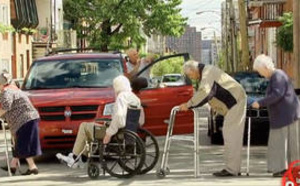 Des personnes âgées piègent des automobilistes impatients. Une caméra cachée tordante !
