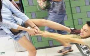 Chine : elle traine son petit ami hors du train et le frappe sauvagement pour avoir envoyé des SMS