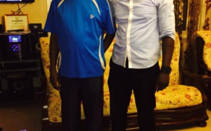 Le promoteur de lutte Prince Cissokho pose avec Thione Seck