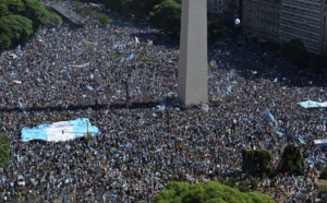 L'Argentine championne du monde: ivres de joie, soulagés, les Argentins par millions dans les rues