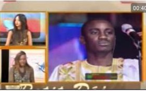 Vidéo : Waly Seck fait des dons aux nécessiteux pour la fête de Tabaski. 