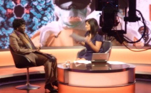 Mimi Touré dans les locaux de BBC pour une interview radiotélévisée.