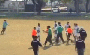 VIDEO: Un arbitre lynché quitte le stade en courant