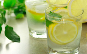 10 avantages à boire de l’eau tiède citronnée chaque matin