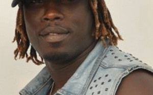 Amady Badiane couvre Ameth Thiou de billets de banque