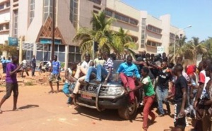 (Photos) BURKINA FASO : les manifestants aux voiture des députés