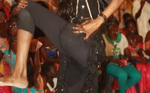 Photos – La danseuse Fatou Worè et ses fausses hanches