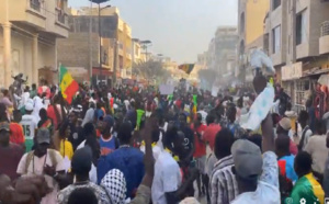 Ousmane Sonko en route vers l'Acapes : Noyée par des slogans, Cité Keur Gorgui remplie de jeunes