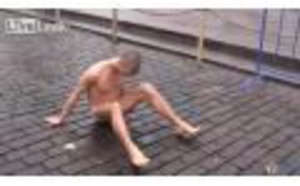 Un artiste Russe se cloue les testicules au sol 
