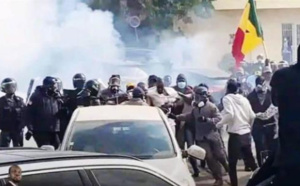 Ousmane Sonko  embarqué de force dans le véhicule de la Bip