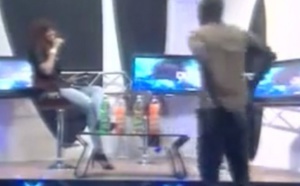 Vidéo: Aba embrasse Ya Awa, et tape sur les fesses de la réalisatrice…