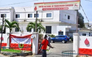 Des cadres musulmans offrent  des poches de sang au centre de transfusion pendant le Ramadan