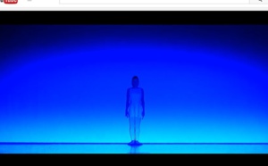 Ces deux jeunes filles ne dansent pas sur une chorégraphie comme les autres... Leur spectacle va vous surprendre !