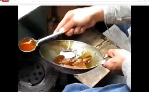 Quand il a commencé à verser du caramel sur une table avec sa cuillère, personne ne comprenait ce qu'il faisait... Mais la suite est bluffante !