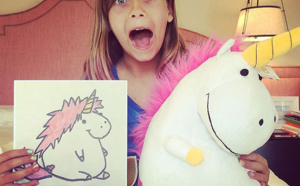 Ils donnent vie aux dessins des enfants pour en faire de vraies peluches ! Génial, comme idée de cadeau...