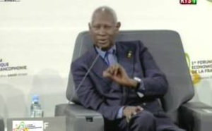 Abdou Diouf rend hommage à Alain Juppé pour son implication dans le développement de l'Afrique avec les bonnes nouvelles de l'Afrique.