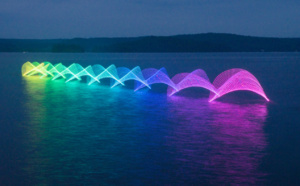 Regardez à quoi ressemble le mouvement d'un kayak lorsqu'on accroche des lumières multicolores sur les pagaies ! Ça a vraiment quelque chose de magique...