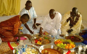 Le chanteur Pape Diouf et ses amis autour d'un succulent "berndel"  à Touba 