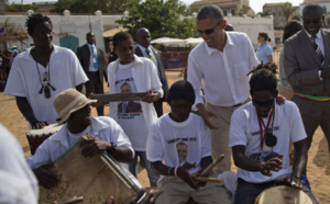David Cameron offre un tambour, fabriqué au Sénégal, comme cadeau à Barack et Michelle Obama