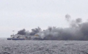 Les images du ferry en flammes au large de la Grèce
