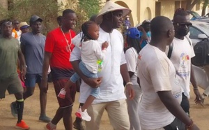 Popenguine: Adama Faye marche avec les pèlerins