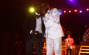 Le photographe Chon en toute complicité avec Youssou Ndour